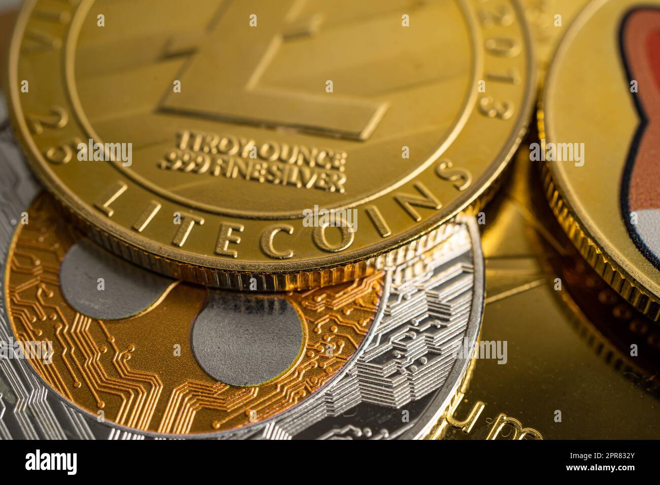 Litecoins o elettronica a livello mondiale scambiano denaro virtuale, blockchain, criptovaluta concetto online. Foto Stock