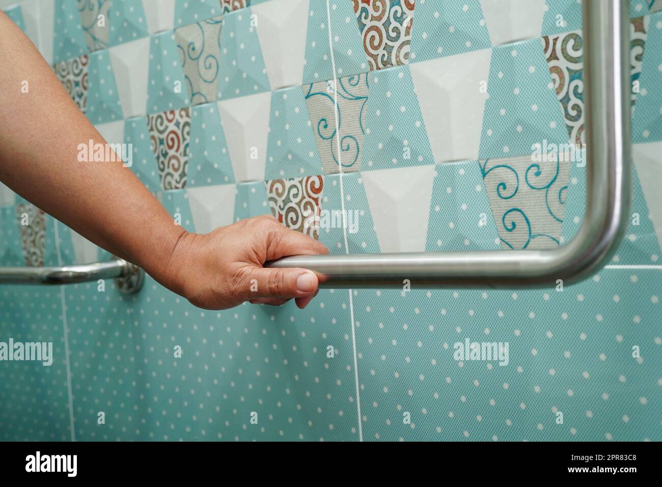 Donna asiatica paziente uso servizi igienici sostegno in bagno, corrimano di sicurezza maniglia bar, sicurezza in ospedale di cura. Foto Stock