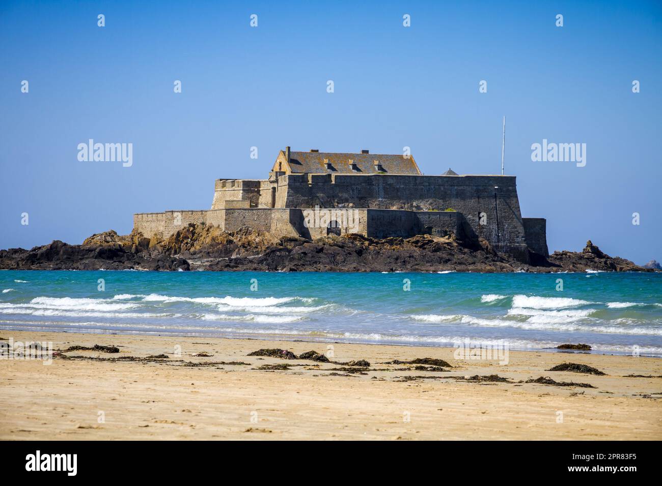 Forte Nazionale, spiaggia e mare nella città di Saint-Malo, Bretagna, Francia Foto Stock