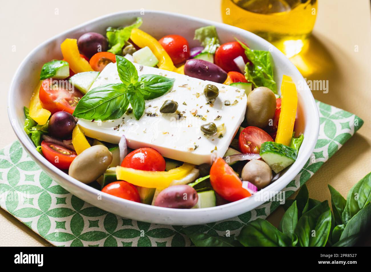 Insalata greca classica di cetriolo fresco, pomodoro, peperone dolce, lattuga, cipolla rossa, feta e olive con olio d'oliva. Foto Stock