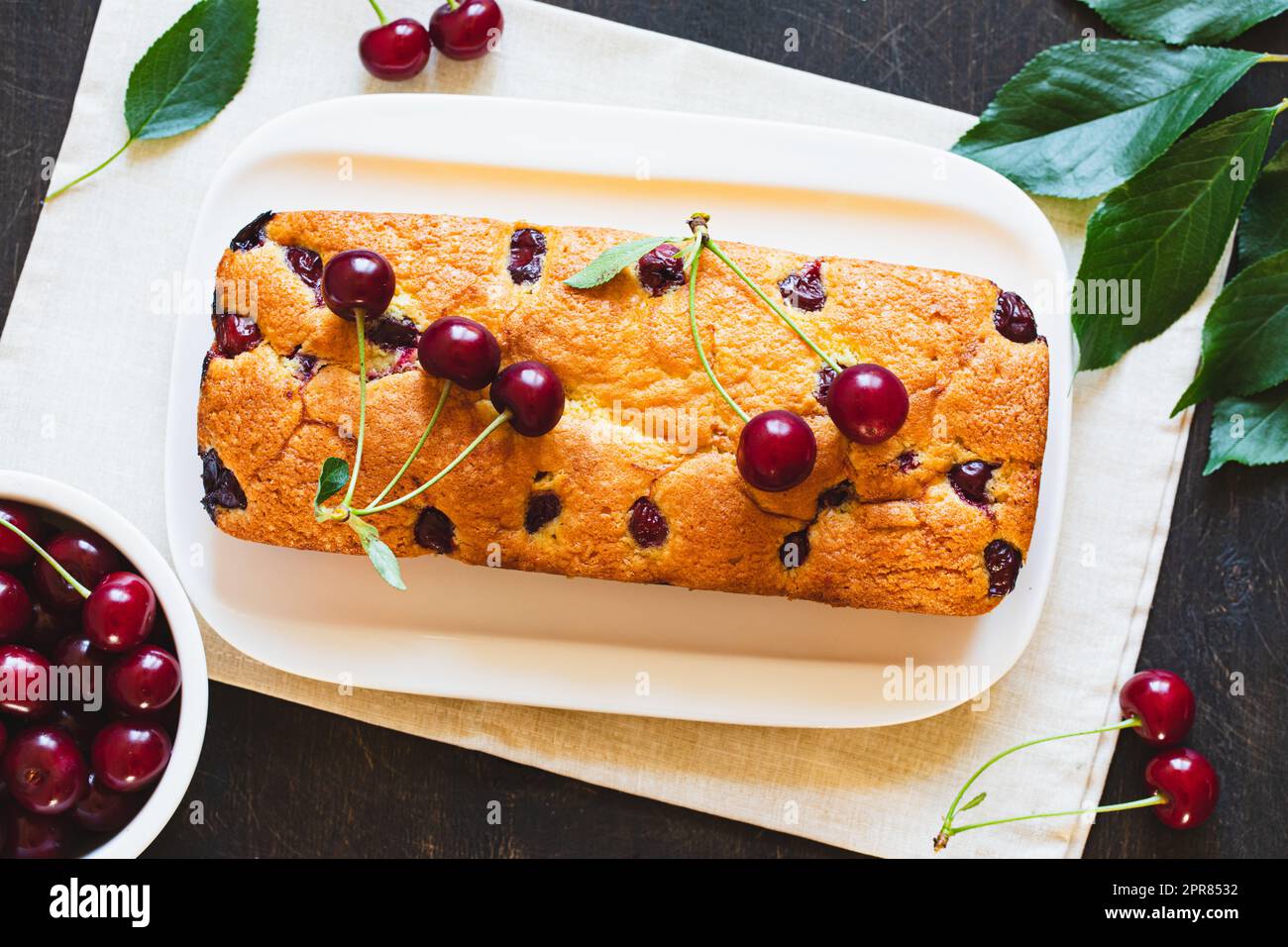 deliziosa torta dolce con ciliegie e ciliegie fresche a lato. torta di ciliegie Foto Stock