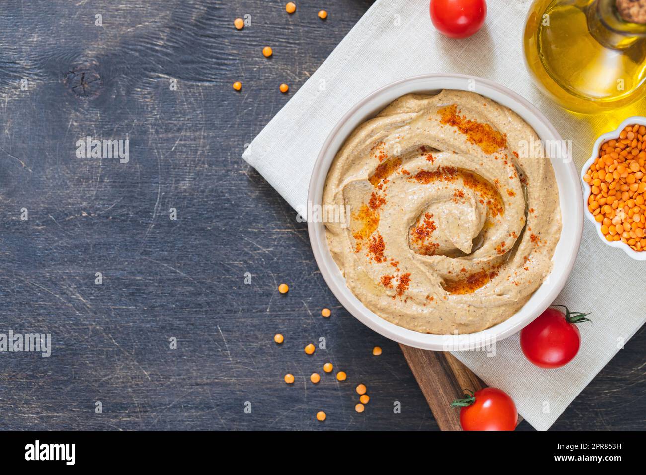 hummus (patè, pasta, bagno) di lenticchie o daal. Lenticchie rosse e hummus lenticchie Foto Stock