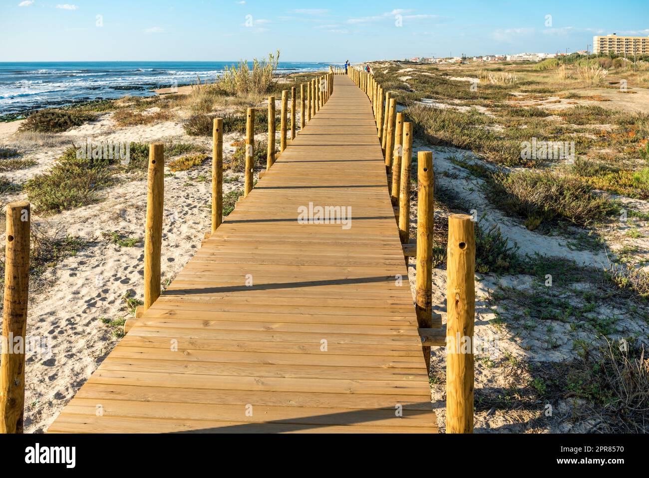 Passerella sulla spiaggia di Granja vicino alla città di Porto Foto Stock