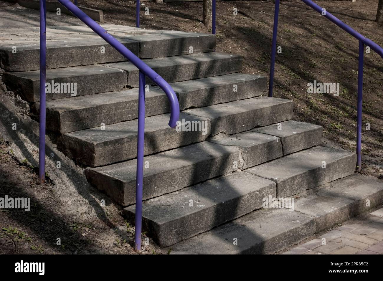 vecchi gradini in cemento con ringhiere in metallo viola Foto Stock