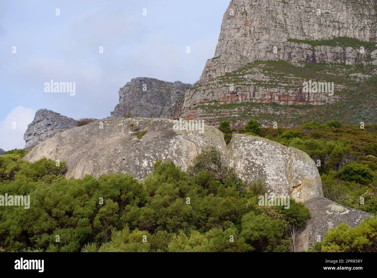 Vista panoramica di Lions Head a città del Capo, in Sudafrica, durante un giorno. Bellissime montagne contro un cielo nuvoloso. Viaggiare ed esplorare madre natura attraverso avventure escursionistiche in estate Foto Stock