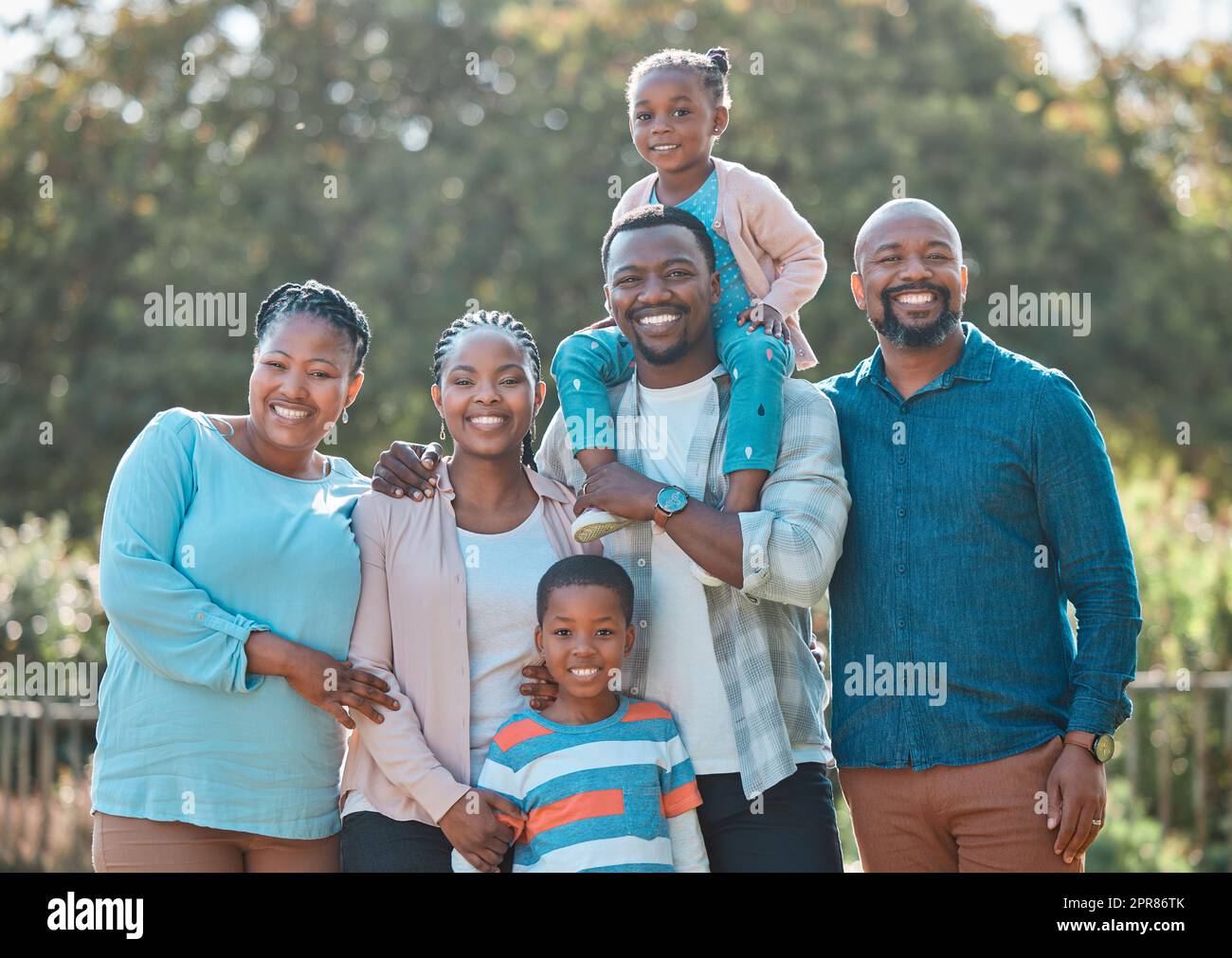 Non c'è niente di più bello dell'amore per la famiglia: Una famiglia multigenerazionale che si trova insieme fuori. Foto Stock