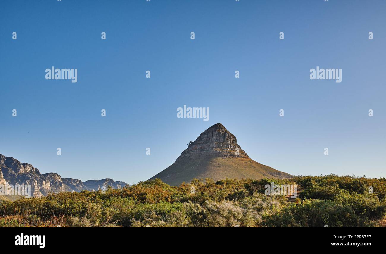 Vista panoramica di Lions Head a città del Capo, in Sudafrica, durante un giorno. Bellissime montagne contro un cielo blu con un copyspace. Viaggiare ed esplorare madre natura attraverso avventure escursionistiche in estate Foto Stock