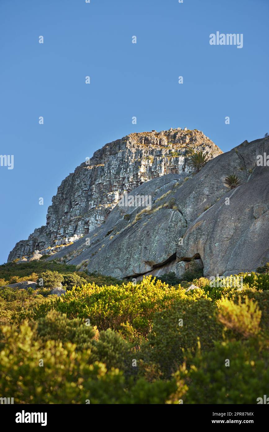 Copyspace con vista panoramica del monte Lions Head a città del Capo, in Sudafrica, su un cielo azzurro dal basso. Magnifico panorama di un'iconica e famosa destinazione di viaggio Foto Stock