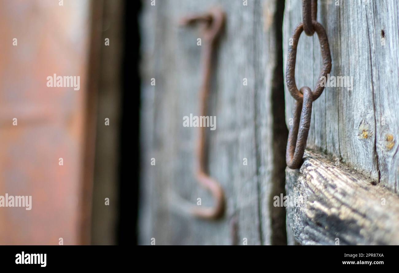 Vecchia serratura della porta arrugginita isolata su una porta di legno. Primo piano. Pannelli con agenti atmosferici problematici. Sfondo trama parete precedente. Dettaglio di una vecchia porta in legno con una serratura arrugginita. Foto Stock