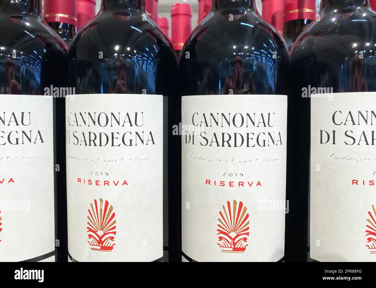 Viersen, Germania - Marzo 9. 2023: Chiusura delle bottiglie di vino rosso Cannonau di Sardegna in scaffale del negozio tedesco Foto Stock