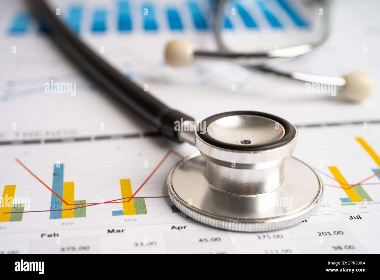 Stetoscopio su carta cartografica e grafica, Finanza, conto, Statistiche, investimenti, Dati analitici di ricerca economia e business Company concept. Foto Stock