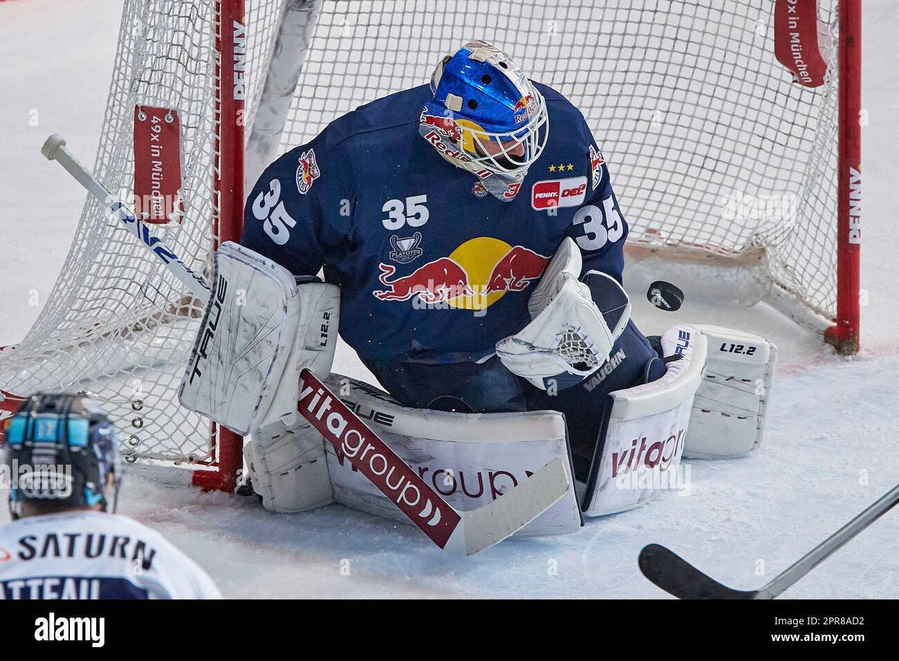 2022/2023 DEL finale gioco #5 | Red Bull München vs ERC Ingolstadt, gioco 5 2023-04-23 a München (Olympia-Eisstadion) Jubelszenen NIEDERBERGER Mathia Foto Stock