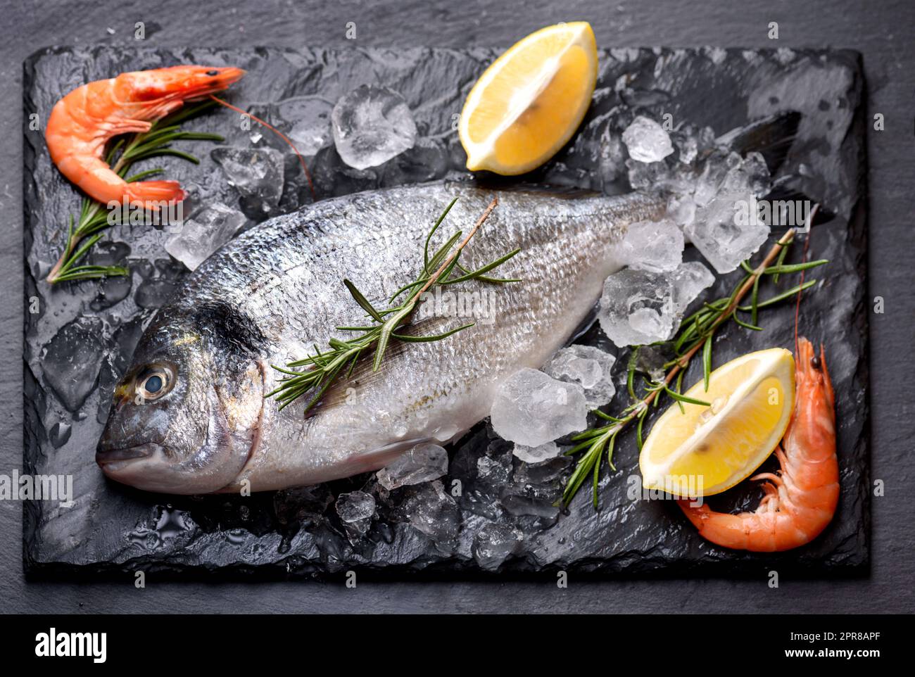 Dorado e preparazione di gamberi Foto Stock