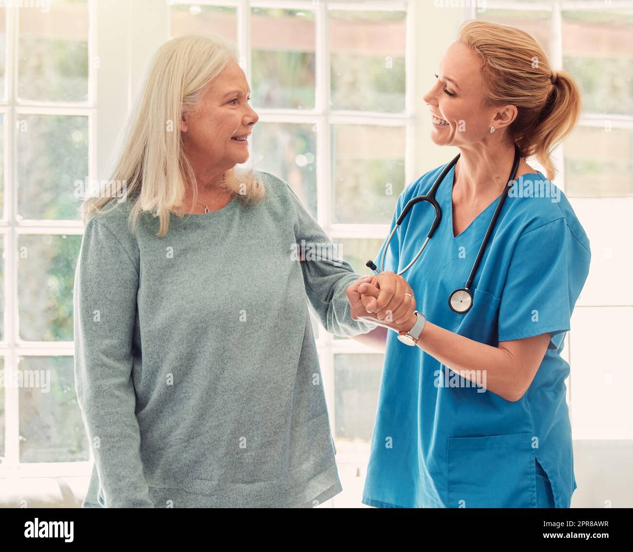 La gente apprezza e non dimentica mai quella mano d'aiuto. Shot di una donna anziana sostenuta dalla sua infermiera a casa. Foto Stock