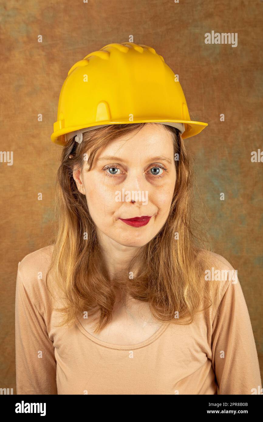 Lavoratrice edile donna con casco Foto Stock