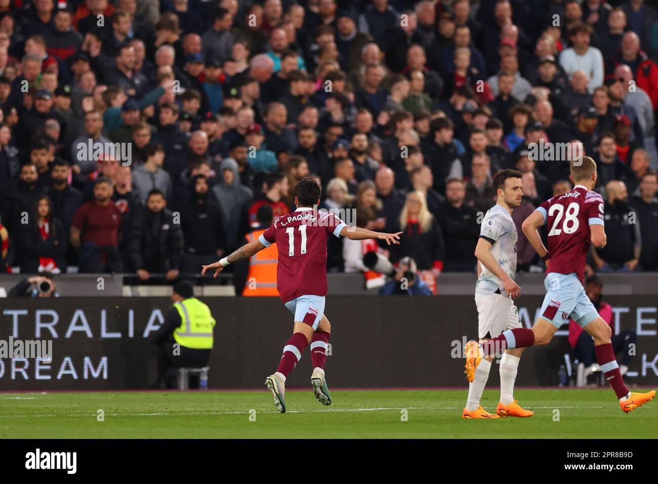 London Stadium, Londra, Regno Unito. 26th Apr, 2023. Premier League Football, West Ham United contro Liverpool; Lucas Paqueta di West Ham United celebra dopo aver toteggiato 1-0 punti nel Credit: Action Plus Sports/Alamy Live News di 12th minuti Foto Stock