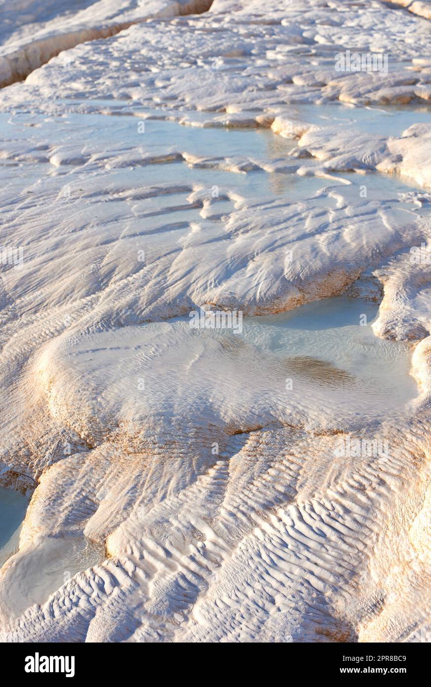 Primo piano delle piscine e delle terrazze di travertino a Pamukkale, Turchia. Viaggi all'estero, all'estero per vacanze, vacanze, turismo. Castello di cotone con minerale carbonato dopo la corrente di acqua termale termale Foto Stock