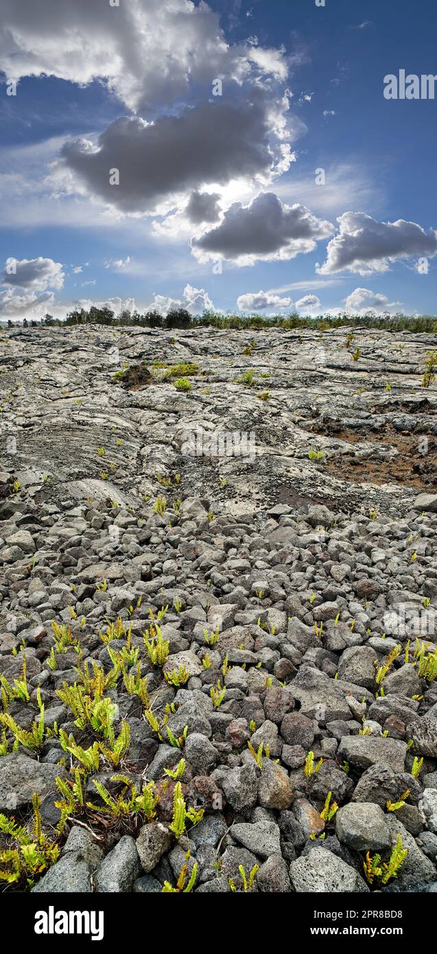 Paesaggio di lava fredda con spazio per la copia, Big Island, Hawaii. Vista panoramica del Mauna Kea, un vulcano dormiente in una posizione appartata e aperta. Cielo nuvoloso blu vicino alla cima di un terreno di pietra di una terra vulcanica Foto Stock