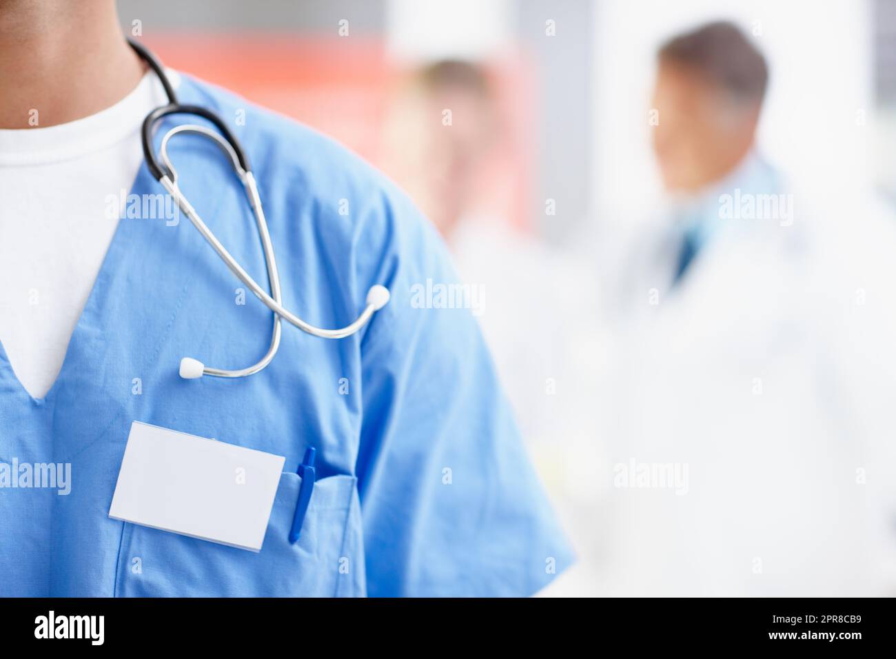 Marcature di un medico. Immagine ritagliata di un chirurgo maschile che indossa un nametag accanto al copyspace. Foto Stock