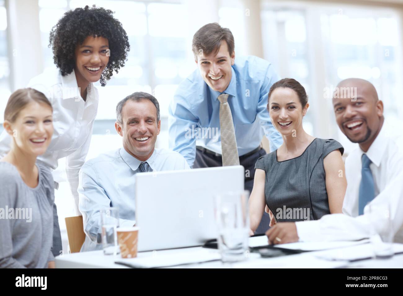 Theyre un team di affari riuscito. Ritratto di un gruppo multietnico di uomini d'affari in una riunione. Foto Stock