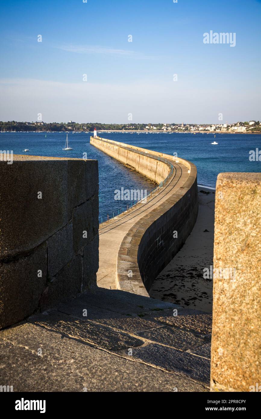 Faro di Saint-Malo e vista sul molo dalle fortificazioni della città, Bretagna, Francia Foto Stock