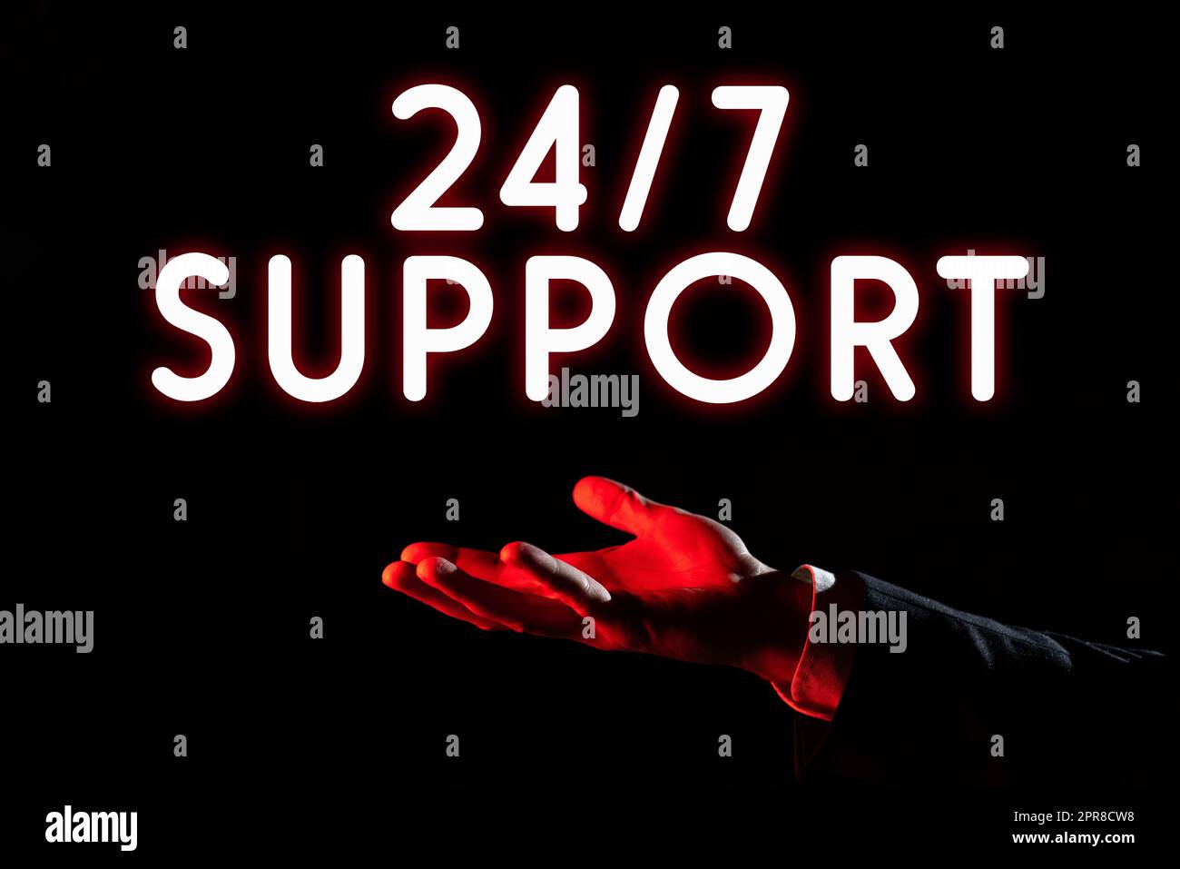 Ispirazione con segno 24 7 supporto. Internet Concept che fornisce assistenza per l'intera giornata e la notte nessun downtime uomo d'affari in grado di tenere in mano un nuovo messaggio importante. Foto Stock