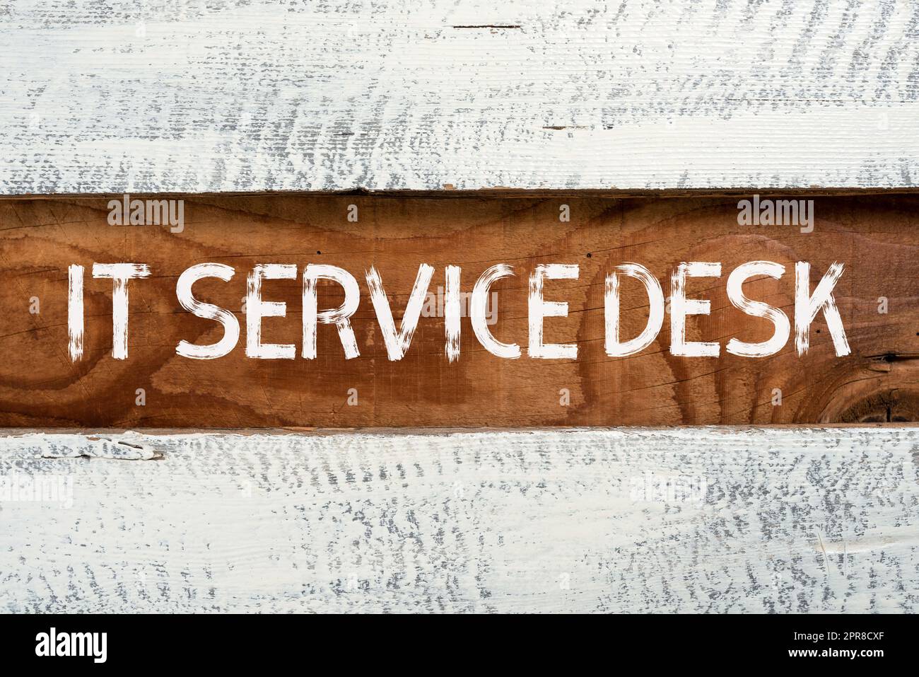 Didascalia di testo che presenta IT Service Desk. Supporto tecnico fotografico concettuale assistenza online Help Center informazioni importanti scritte su Piece of Wood al piano. Foto Stock