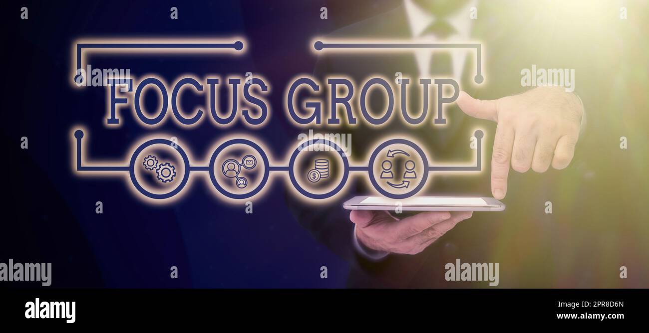 Testo che mostra il Focus Group sull'ispirazione. Il concetto di business viene mostrato per partecipare alla discussione su qualcosa che un uomo d'affari indossa un tablet che simboleggia il successo del lavoro di squadra. Foto Stock