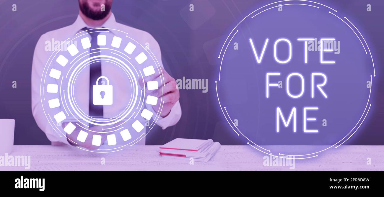 Didascalia concettuale vota per me. Campagna fotografica concettuale per una posizione di governo nelle prossime elezioni uomo d'affari che punta su Padlock Sign e presenta nuovi dati. Foto Stock