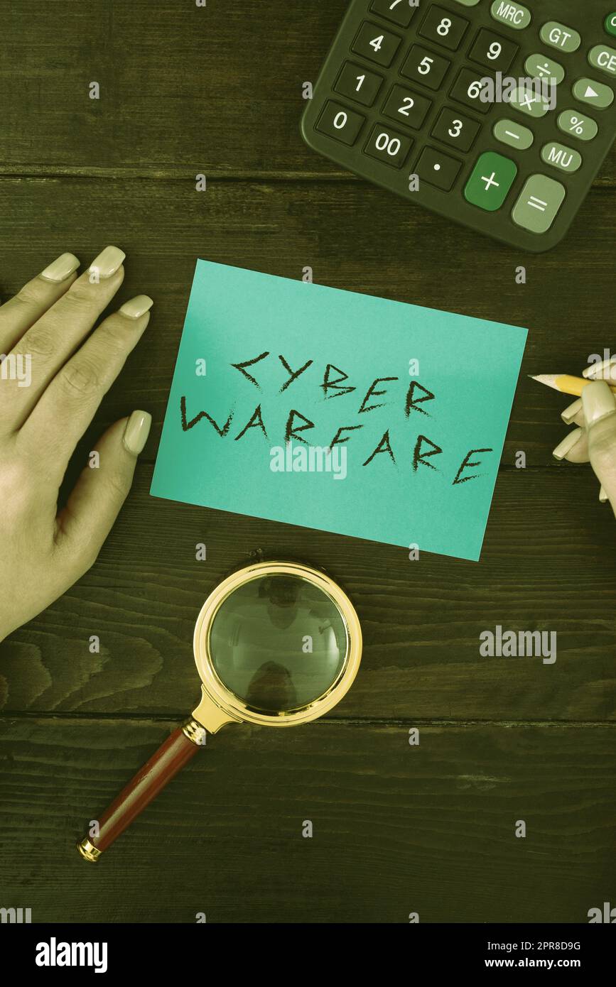 Cartello che mostra Cyber Warfare. Business idea Virtual War hacker System attacca Digital Thief Stalker Hands of Woman with Blank Paper and Stationery for Advertisement. Foto Stock