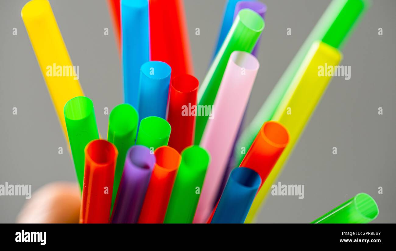 Colorato cannucce di plastica Foto stock - Alamy