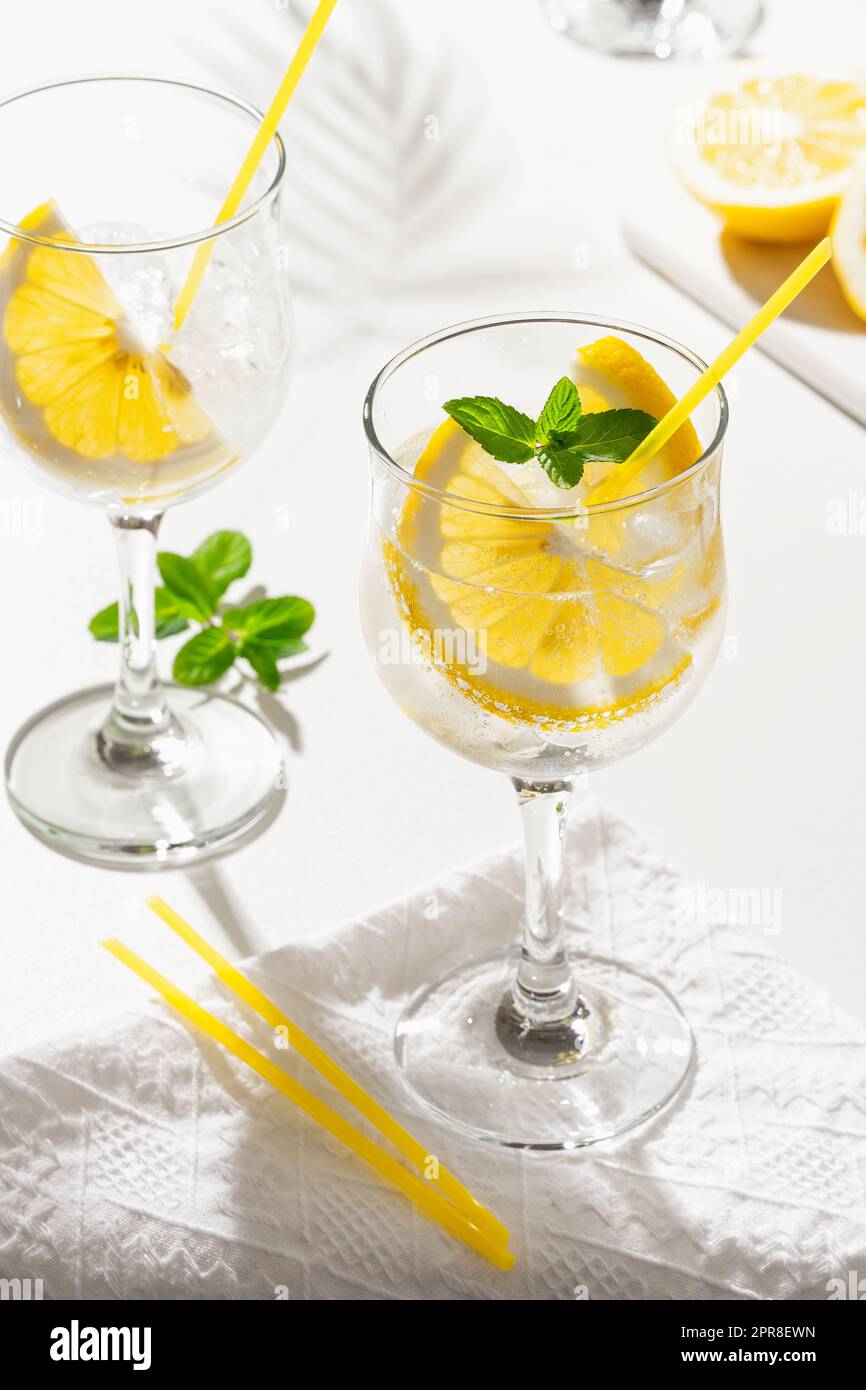 Cocktail al limone con vino frizzante e ghiaccio in bicchiere isolato sul  bianco Foto stock - Alamy