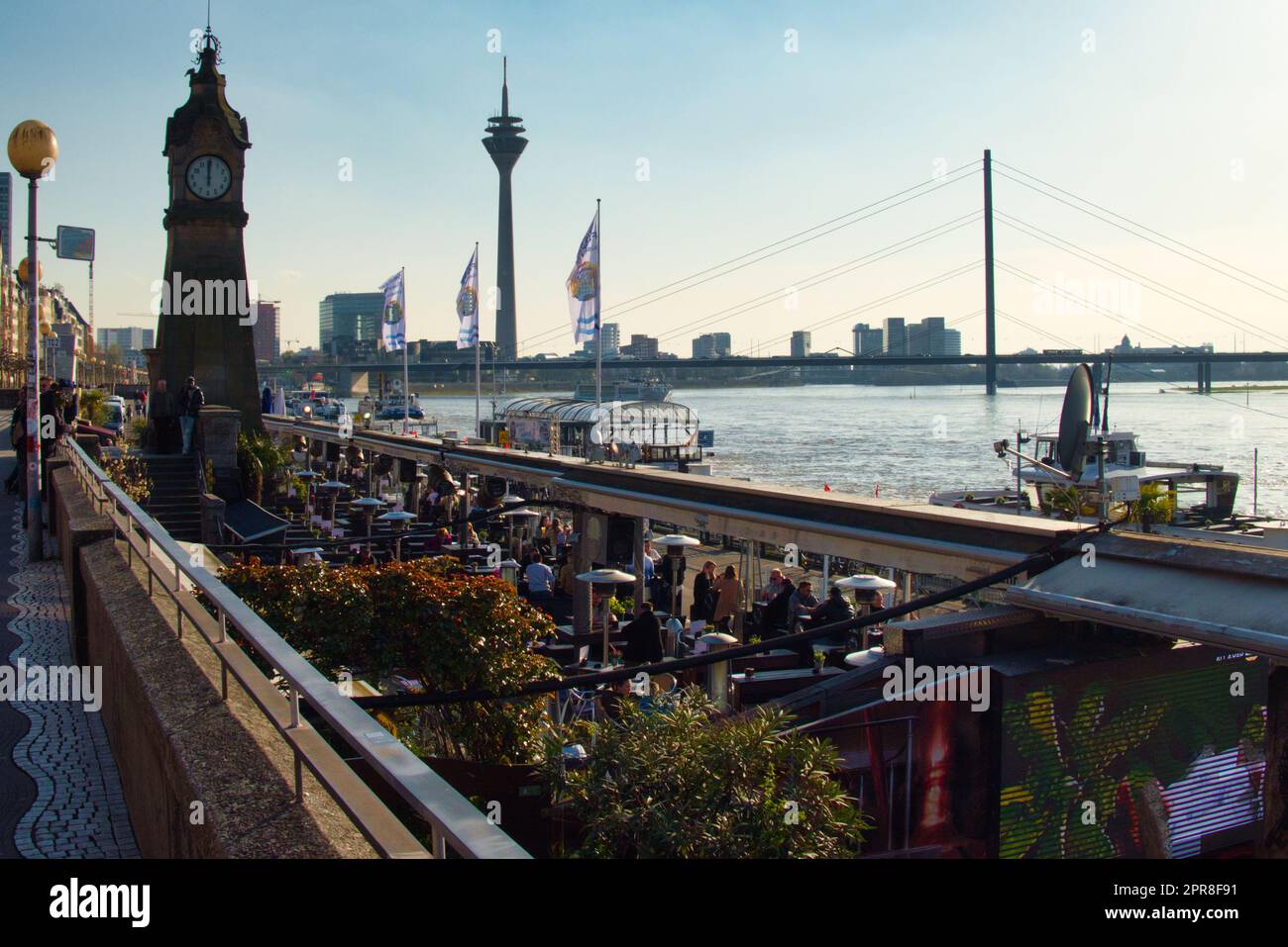 Düsseldorf am Rhein/ Innenstadt im Frühjahr /Rheinufer/ Germania Foto Stock