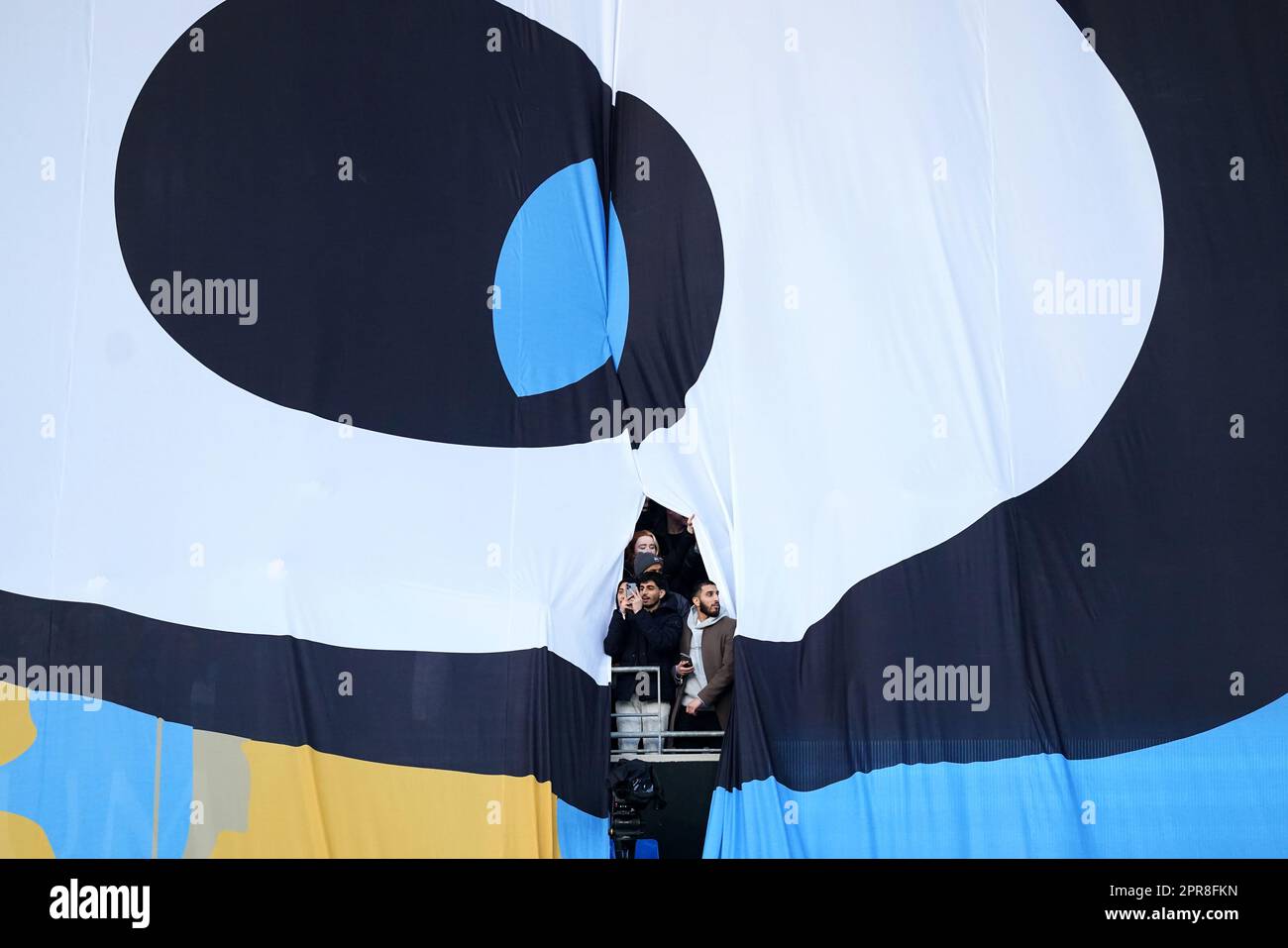 I fan di Manchester City possono essere visti mentre girano dietro un gigantesco banner che legge "ti seguirò ovunque" negli stand prima della partita della Premier League presso l'Etihad Stadium, Manchester. Data immagine: Mercoledì 26 aprile 2023. Foto Stock