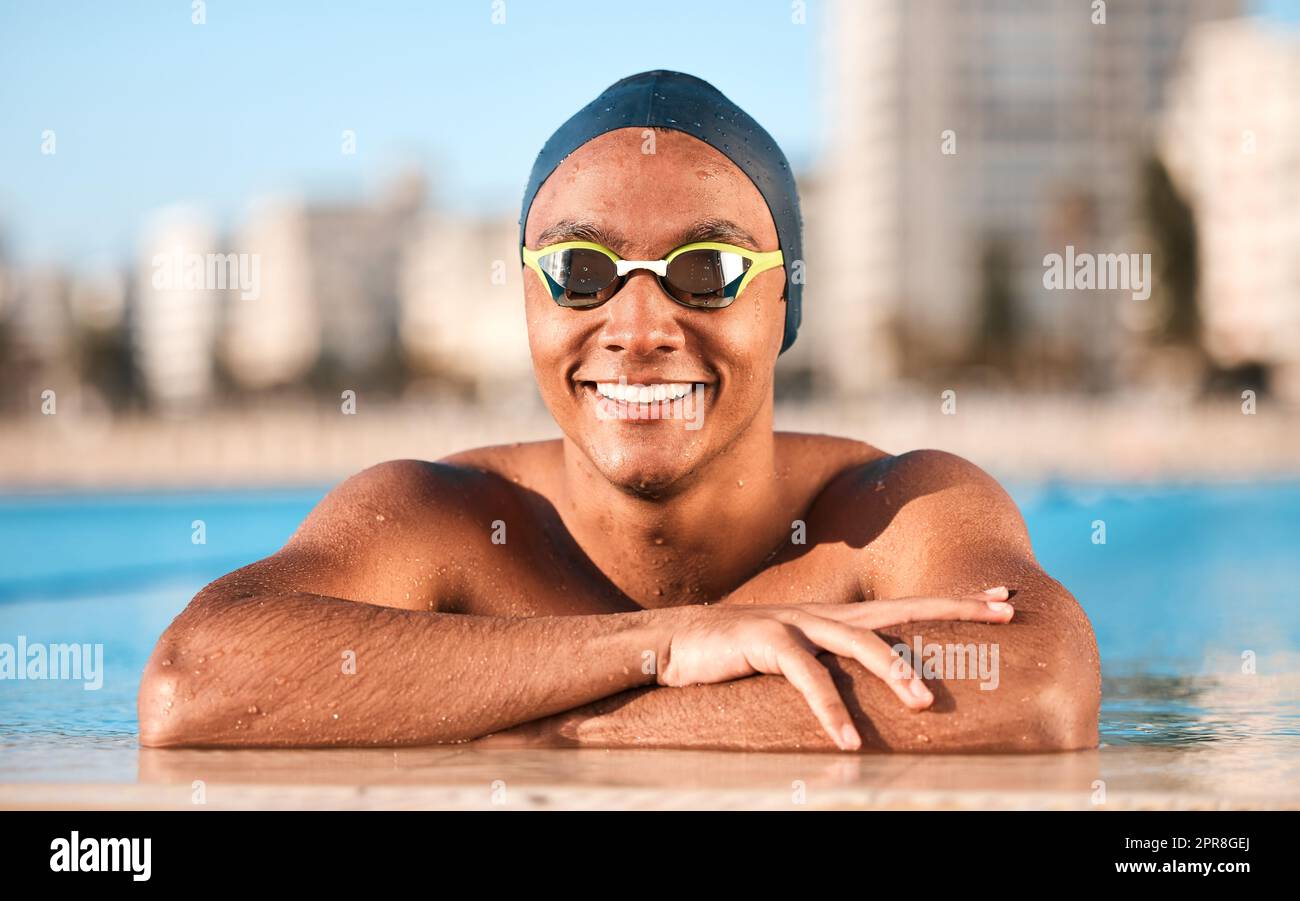 Il nuoto è la mia passione. Un bel giovane atleta maschile che nuota in una piscina olimpionica. Foto Stock