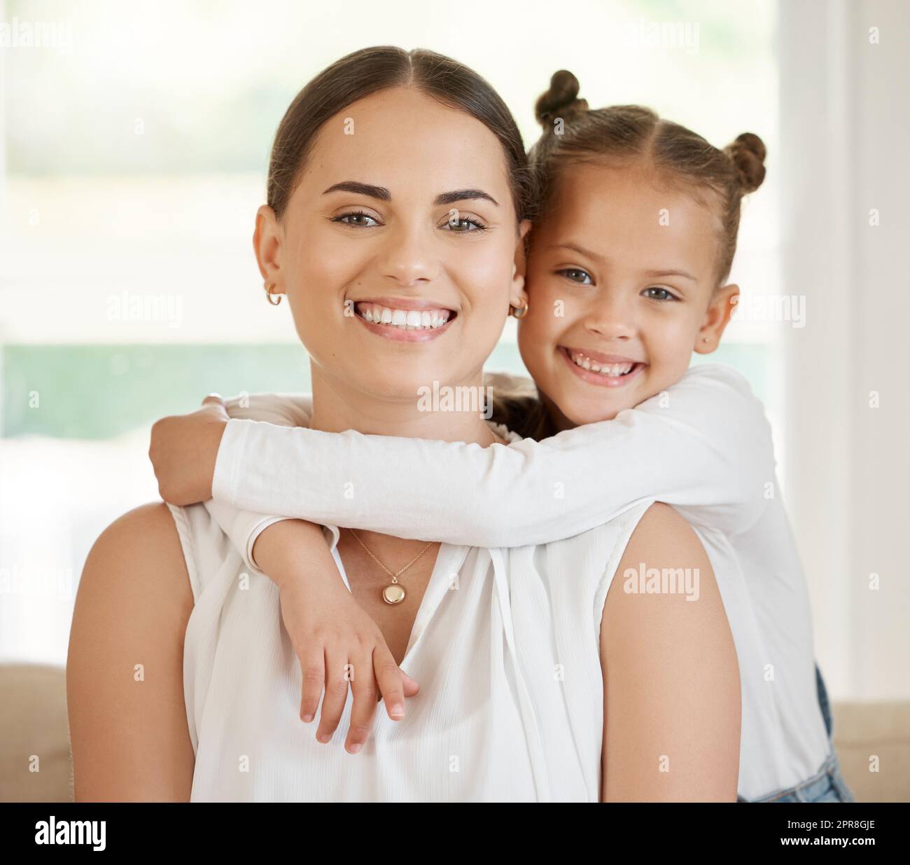 Questo è il mio posto felice: Una giovane donna seduta a casa con sua figlia. Foto Stock