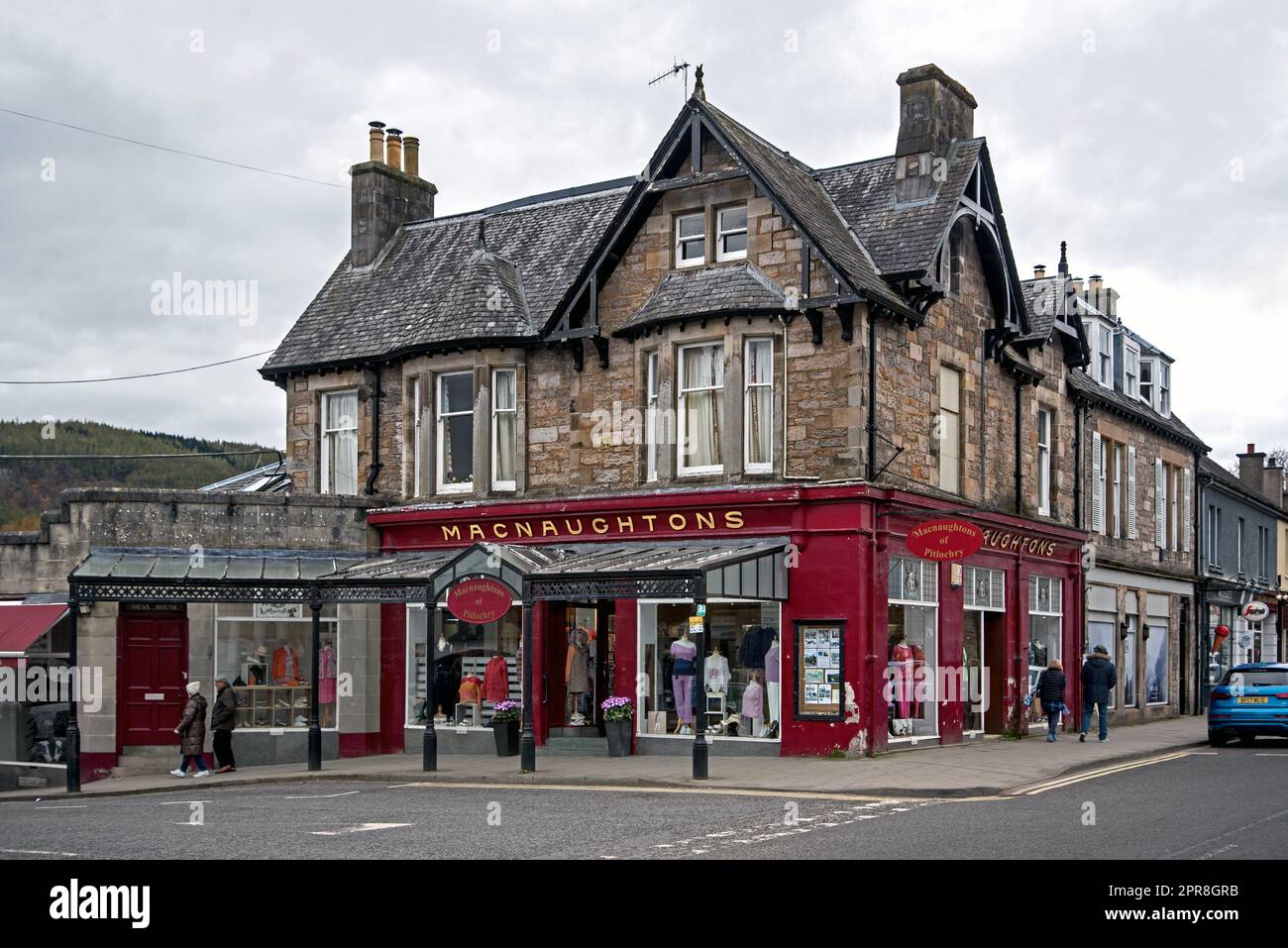 Vista esterna di Macnaughtons del negozio Pitlochry all'angolo tra Atholl Road e Station Street a Pitlochry, Perth e Kinross, Scozia, Regno Unito. Foto Stock