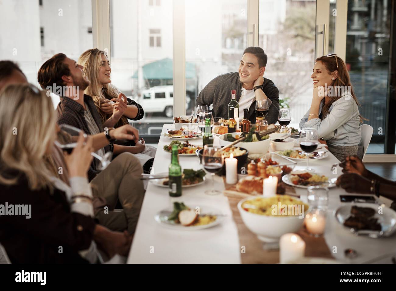 Riunirsi con gli amici è la terapia migliore. Amici riunirsi per una cena partito. Foto Stock