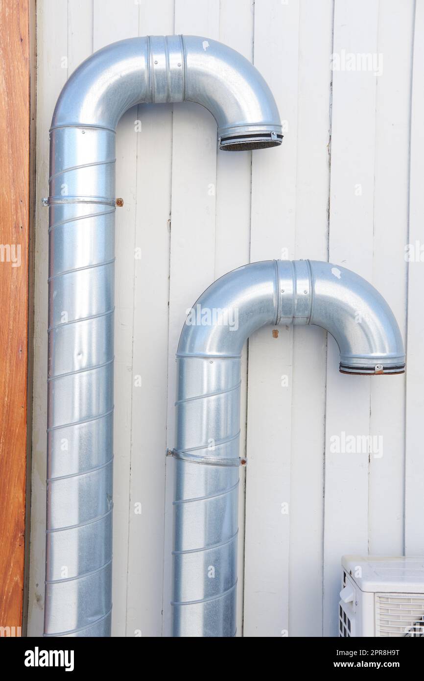Ventilazione. Tubi di ventilazione sulla parete di un edificio. Attrezzature per aria fresca e architettura. Due tubi metallici utilizzati nel settore delle costruzioni per un sistema a condotti o un condizionatore d'aria, pronti per l'installazione. Foto Stock