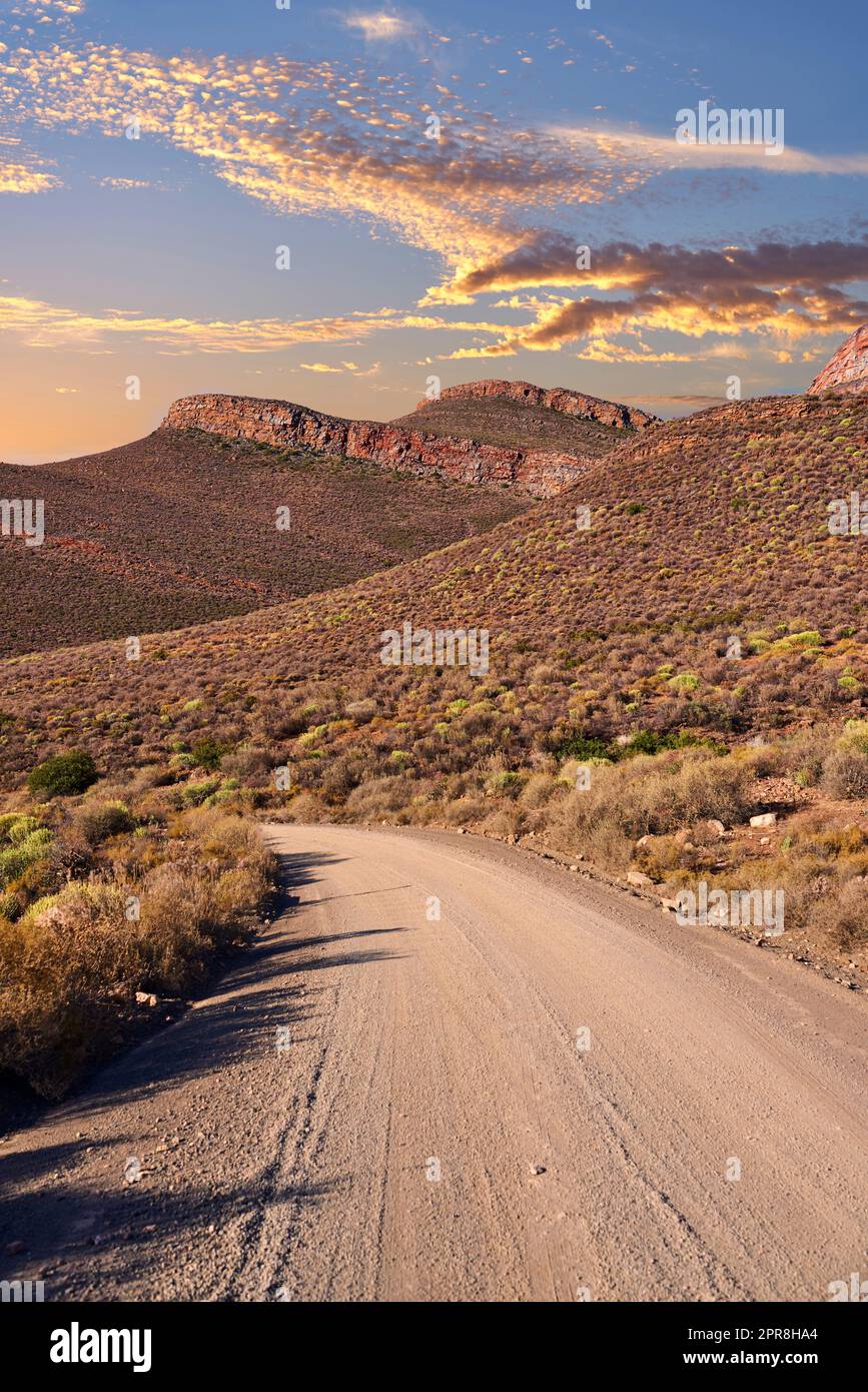 La Cederberg Wilderness area, gestita da Cape Nature Conservation, è una catena montuosa meravigliosamente aspra a circa 200 km a nord di città del Capo. In gran parte incontaminata, questa zona selvaggia designata è caratterizzata da fynbos ad alta quota e, non sorprende, c Foto Stock