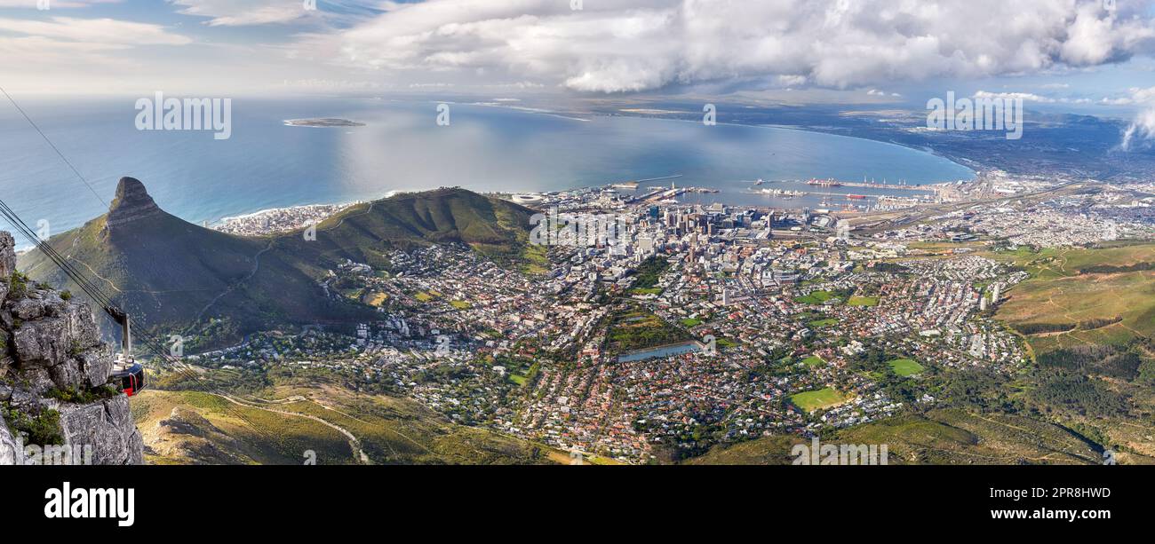 Vista aerea di Lions Head a città del Capo in una giornata luminosa e soleggiata con spazio fotocopie. Mattinata limpida con vedute blu dell'oceano, paesaggio urbano e vette di montagna. Natura calma, serena e tranquilla in Sud Africa Foto Stock