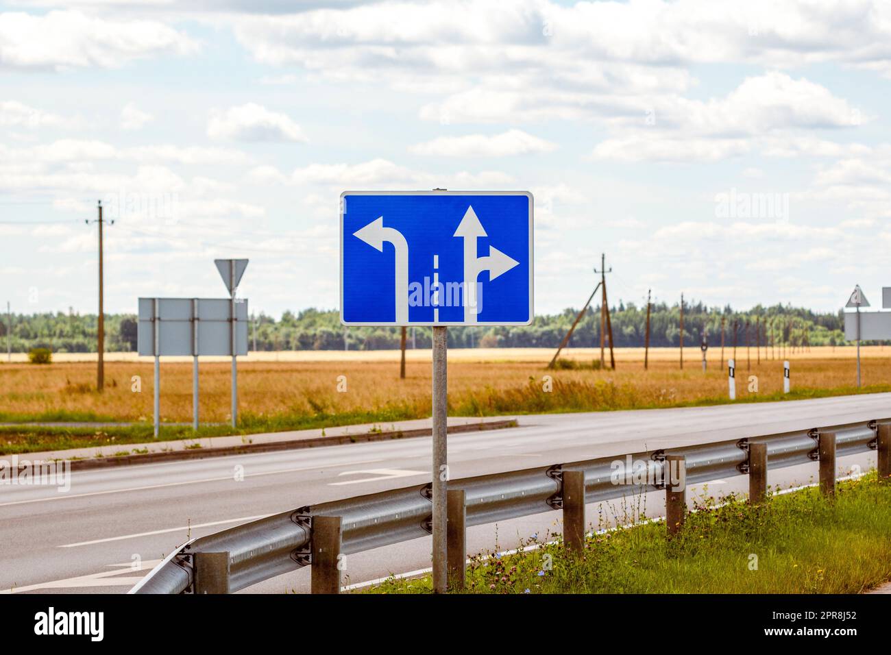 Segnaletica stradale per le corsie di traffico appropriate all'incrocio Foto Stock