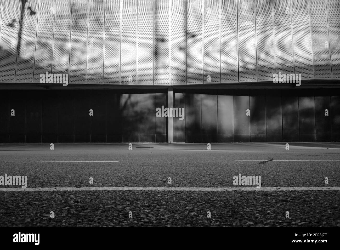 Geometrie urbane in bianco e nero. Giochi di ombre in piazza Willy Brandt a Barcellona, Spagna. Foto Stock