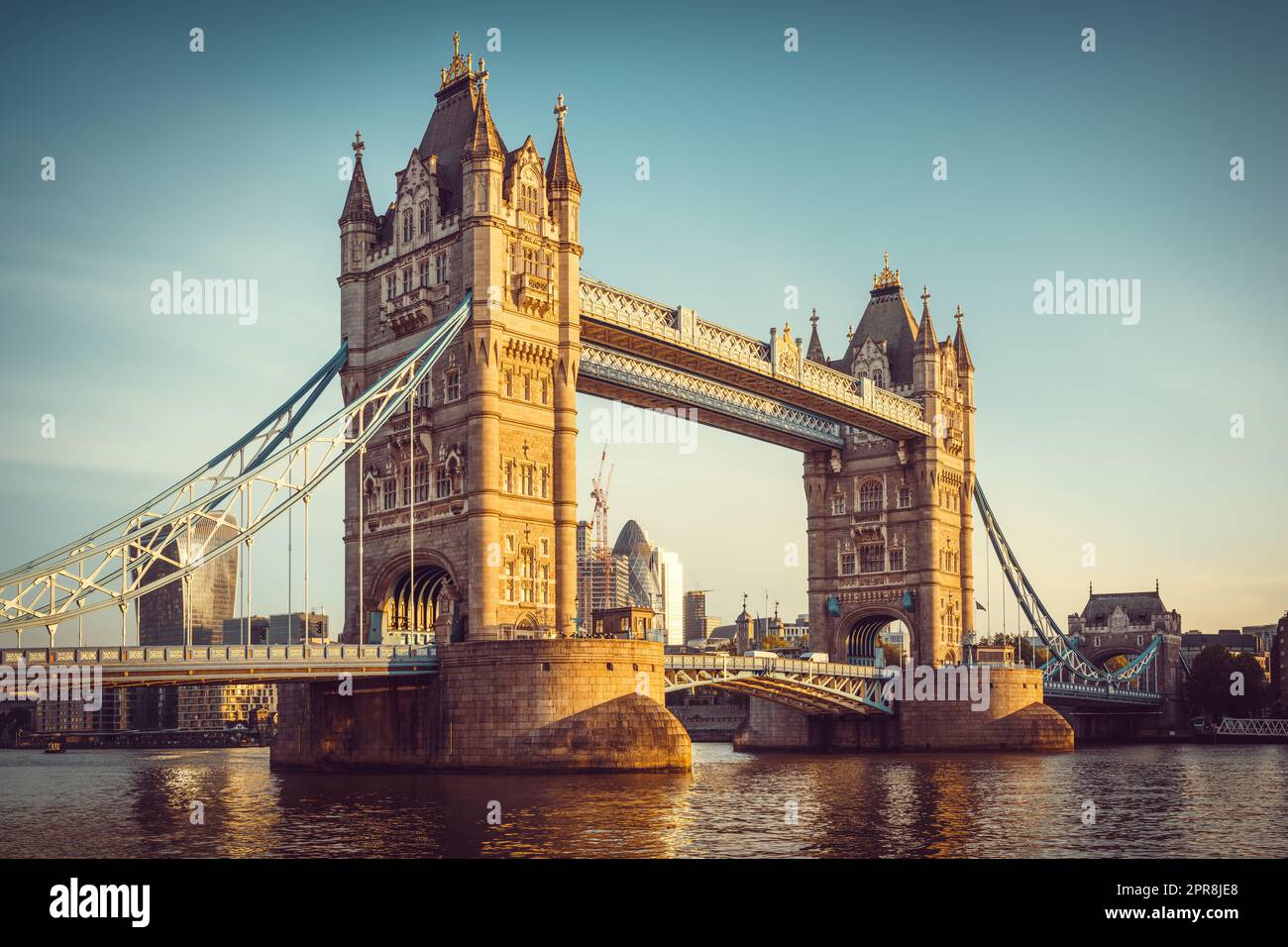 il famoso ponte della torre di londra durante l'alba Foto Stock