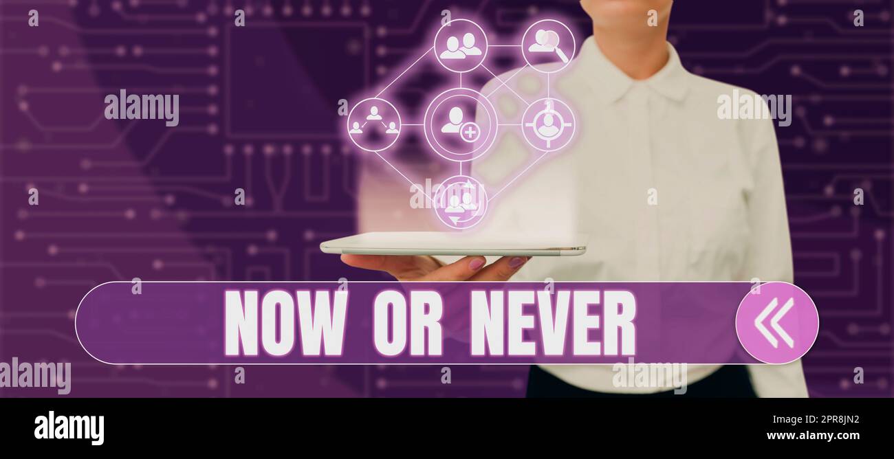 Scrittura visualizzazione testo ora o mai più. Internet Concept lo fai in questo preciso momento o dimentica la motivazione IT donna che tiene un tablet con Digital Human che presenta lo scambio di dati. Foto Stock