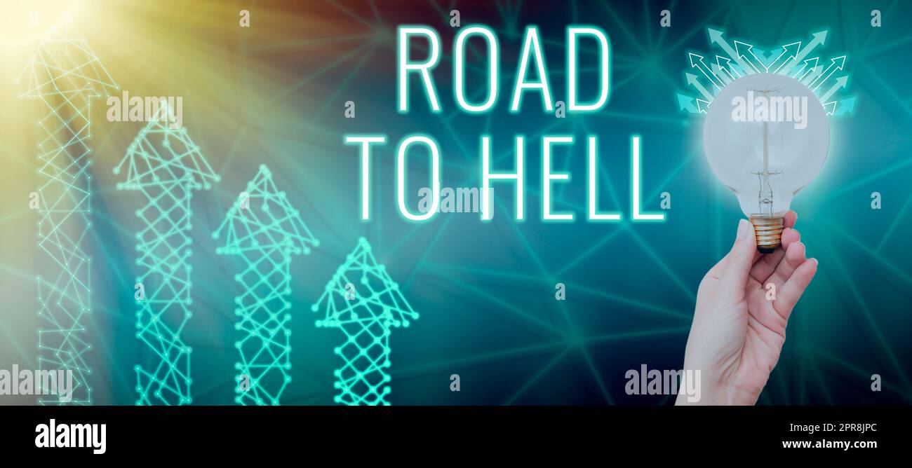 Scrittura visualizzazione testo Road to Hell. Parola per un passaggio estremamente pericoloso Dark Ri donna da viaggio non sicura che tiene una lampadina con dati e presenta idee cruciali. Foto Stock