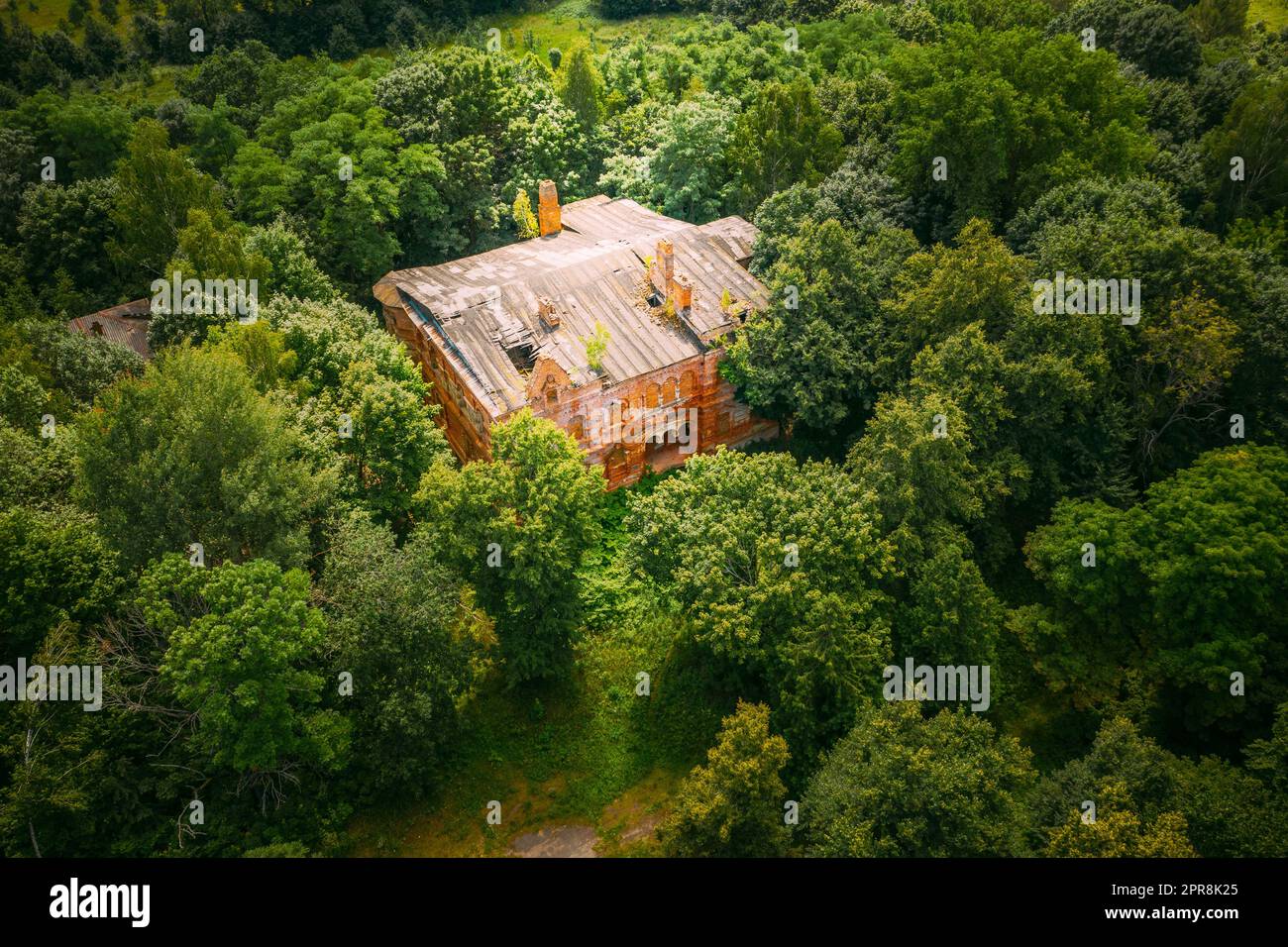 Dziemjanki, regione di Gomel, Bielorussia. Veduta aerea della residenza abbandonata e fatiscente Gerard Nicholas Chernobyl Resettlement zone. Disastri catastrofici di Chornobyl. Monumento e patrimonio locale Foto Stock