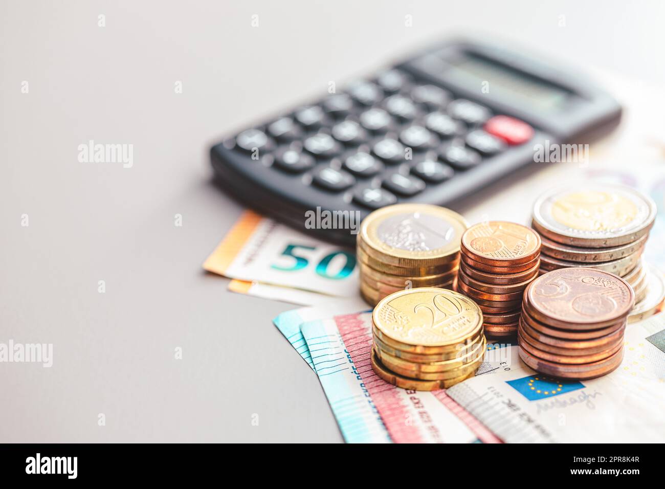 Monete in euro su banconote in euro cartacee Foto Stock