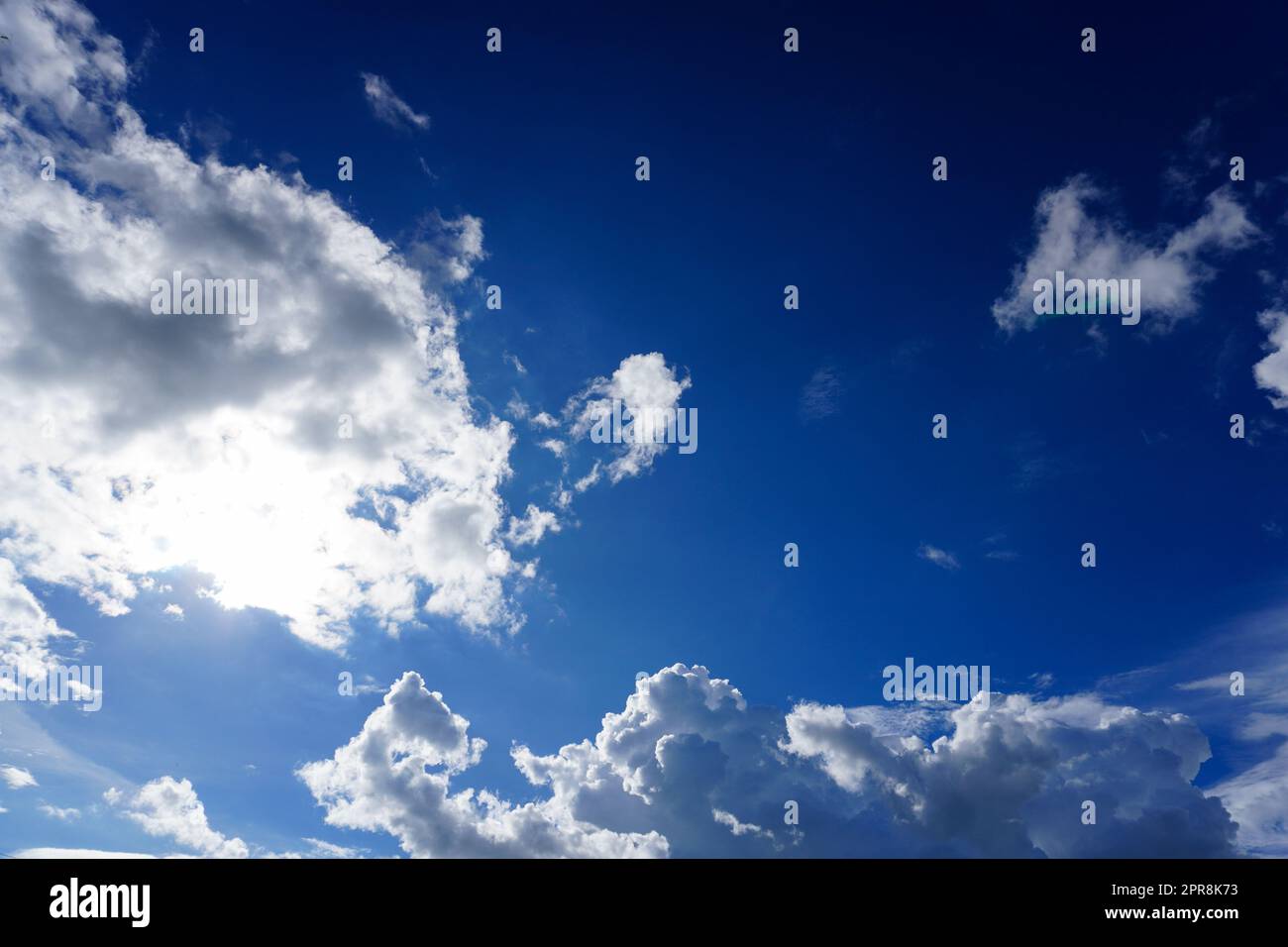 Il cielo blu con le nuvole e il sole splende di giorno in estate Foto Stock