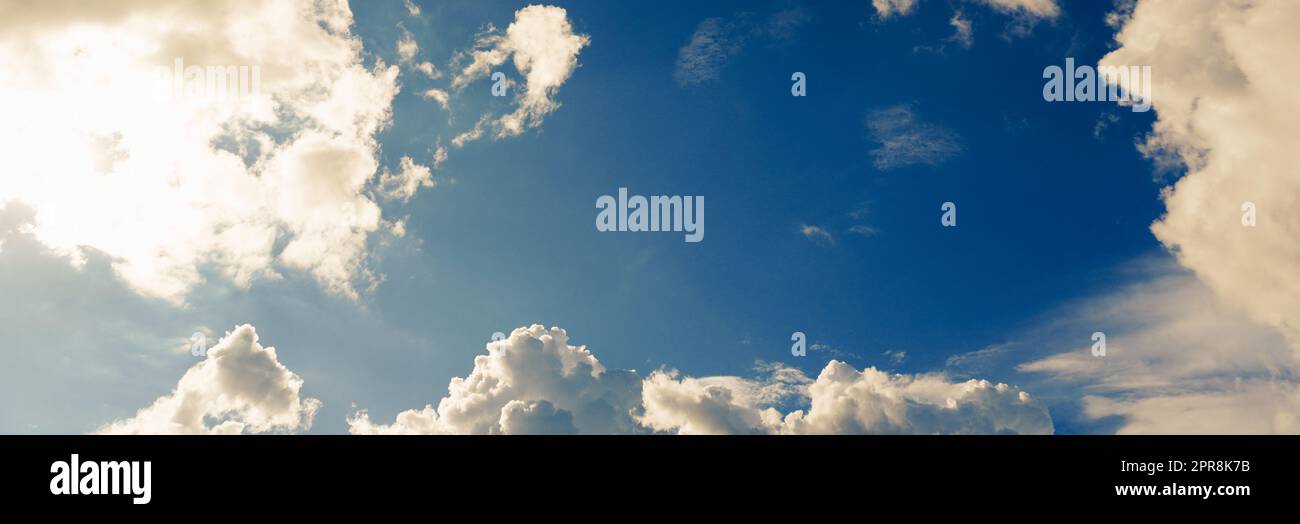 Il cielo blu con le nuvole e il sole splende di giorno in estate Foto Stock